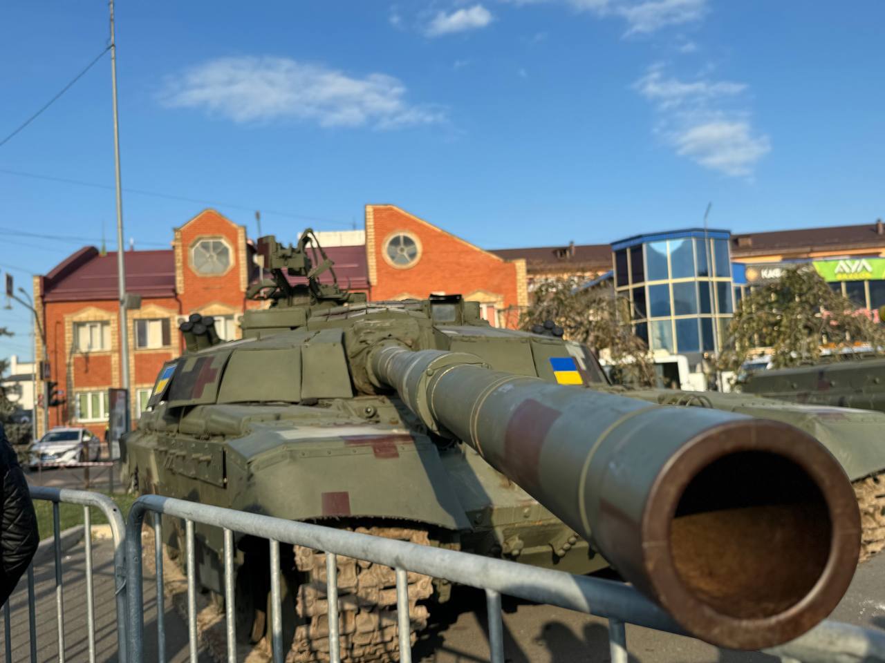 Студенты Гуманитарно-педагогического колледжа посетили уникальную передвижную выставку трофейной военной техники  Украины и стран НАТО, захваченной у...